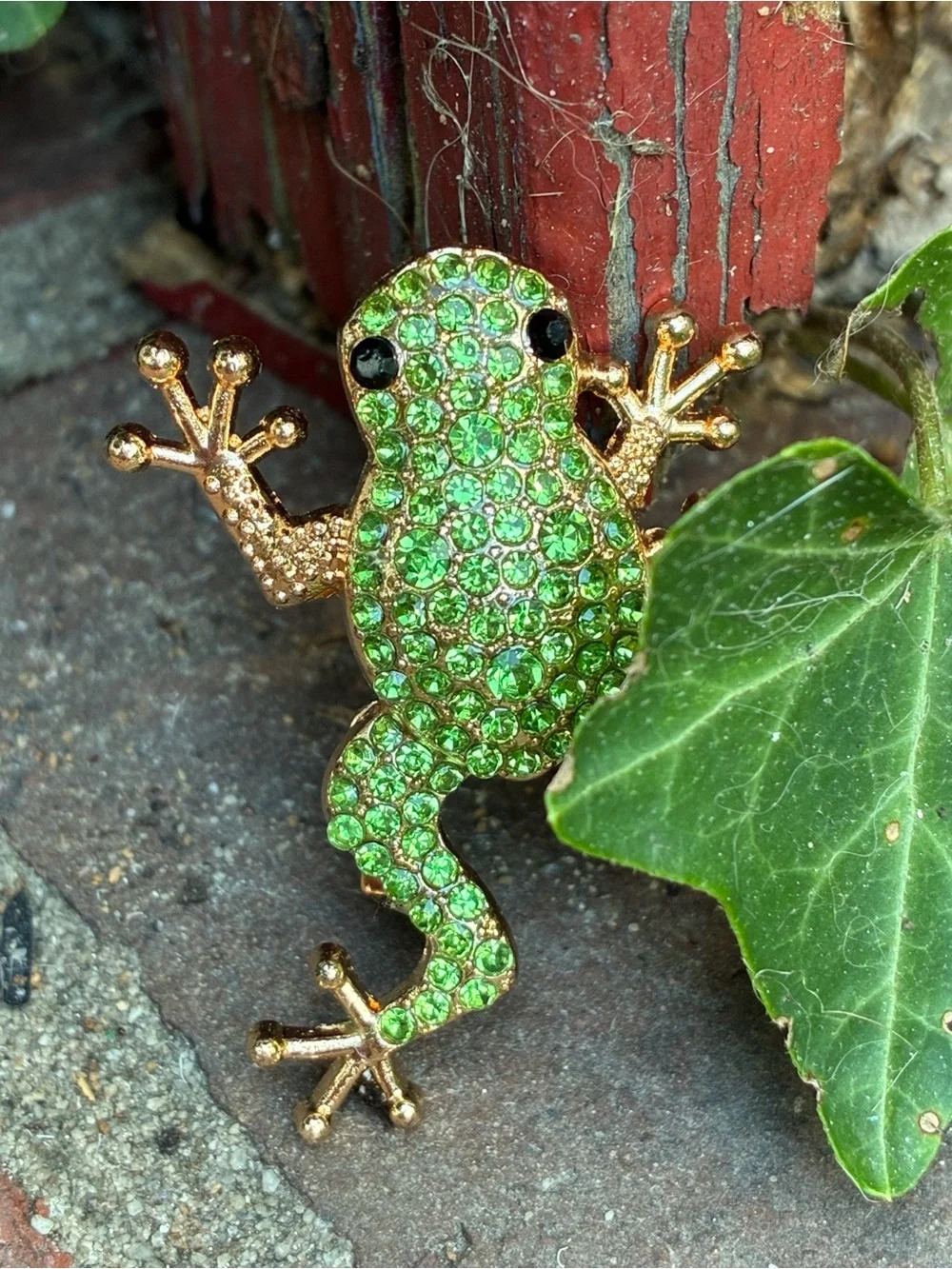 🐸 Gold-Tone Green Rhinestone Frog Pin Brooch- Reptile Habitat Accent